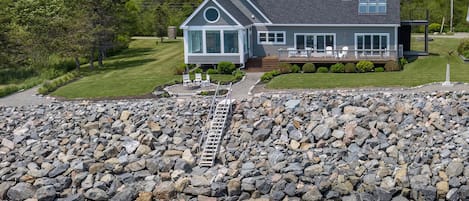 Sea Duck Cottage in Maine 3/2 oceanfront with private beach access.  