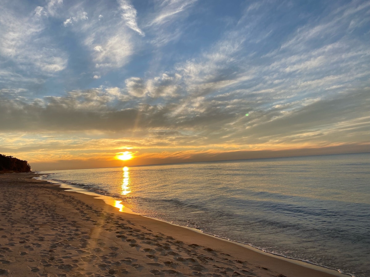 Moonlight Beach Bungalow 2 blocks to Lake Michigan beach!