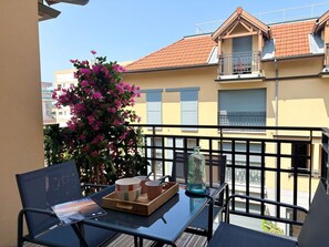 Appartement, Balcon, Condominium, Chaise, Mobilier De Jardin, Porche, Ombre, Plante D'Appartement, Pot De Fleur, Balustrade
