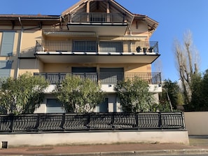 Himmel, Gebäude, Eigentum, Fenster, Pflanze, Haus, Nachbarschaft, Urban Design, Wohngebiet, Fassade