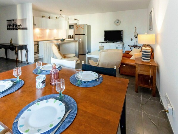 Table, Meubles, Propriété, Vaisselle, Vaisselle, Bleu Azur, Bois, Chaise, Design Intérieur, Canapé