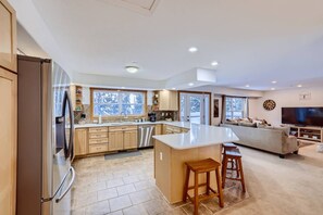 Enjoy delicious family meals and unwind after a refreshing walk in nature in a beautiful kitchen