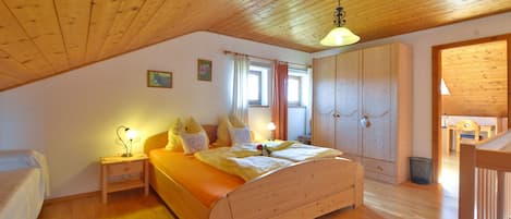 Ferienwohnung Sonnenschein, für 5 Personen, 70 qm, 2 sep. Schlafzimmer-Schlafzimmer mit Doppelbett