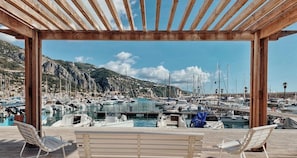 Les sablettes et sa vue sur l'Italie et le port.