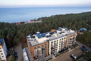 Bird's-eye view of the building in which the flat is located. The photo shows the distance to the beach. 