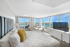 Master bedroom w/Bay view, King Bed, Private Bath, balcony access