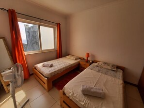 Bedroom with 2 twin beds