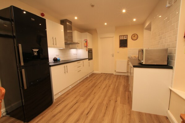 Spacious Modern Kitchen