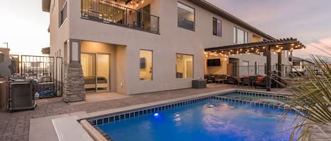 Private pool and built-in hot tub with poolside dining