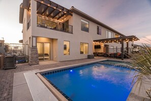 Private pool and built-in hot tub with poolside dining