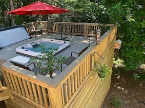 the tree top hot tub on the deck ONE LEVEL ABOVE Robins Nest. Gaze at the stars.