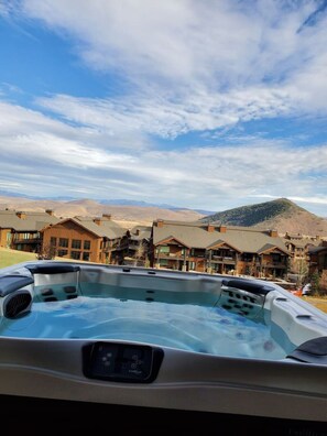 Hot Tub with beautiful mountain view