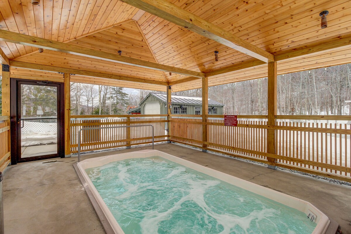 Ski-in/out condo with pool, hot tub, sauna & fast WiFi