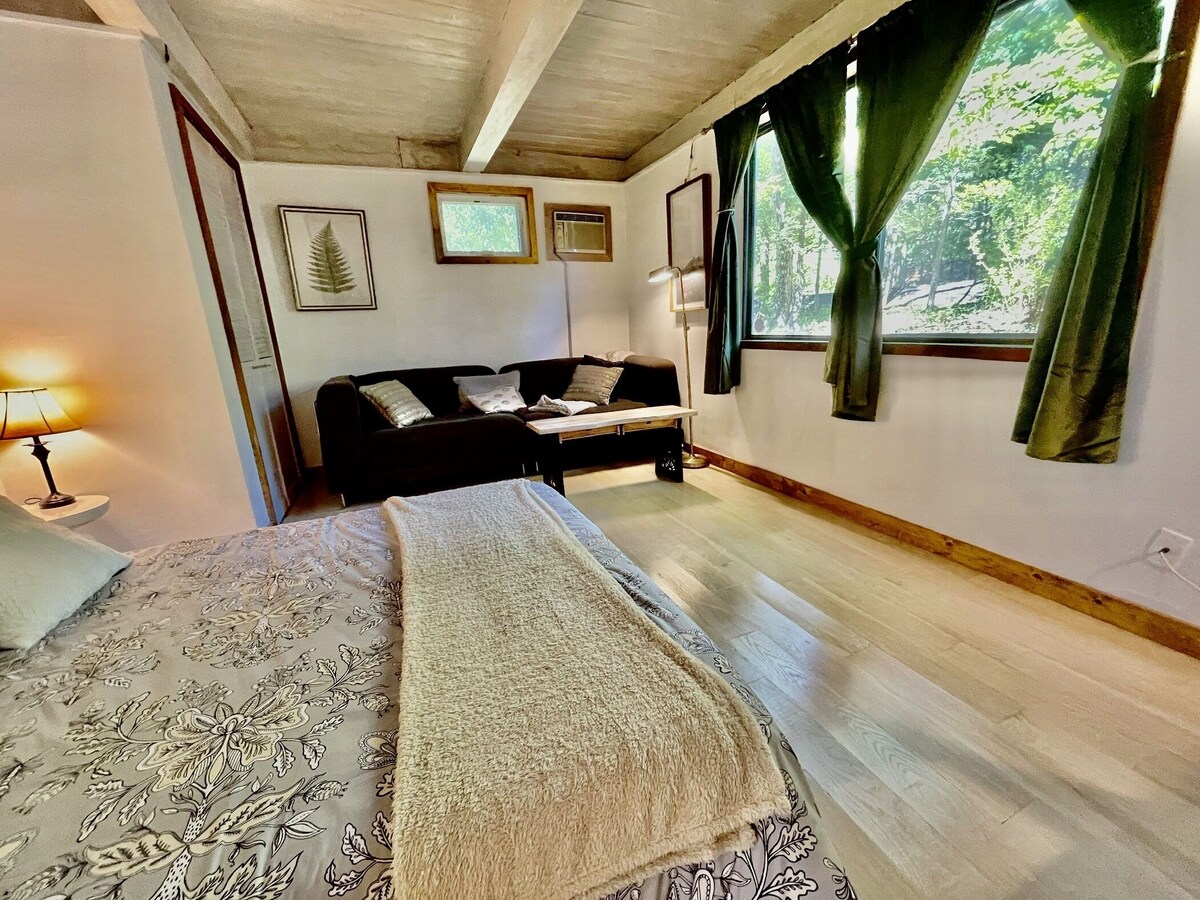 New Breathtaking Catskill Retreat with Views and Hot Tub, The Nest Retreat in Woodstock Catskill