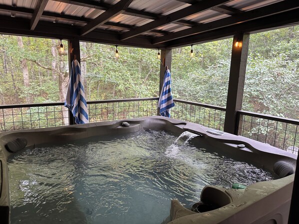 **NEW** Hot Tub on Screened-In Porch