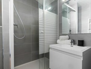 Armatur, Badezimmer, Gebäude, Interior Design, Zapfhahn, Fussboden, Linie, Flooring
