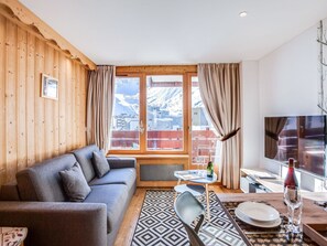 Eigentum, Möbel, Couch, Fenster, Interior Design, Geschirr, Holz, Textil, Tabelle, Wohnzimmer