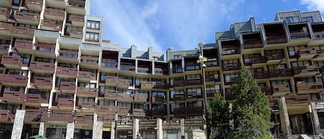 Cloud, Building, Plant, Sky, Property, Tower Block, Urban Design, Condominium, Residential Area, Neighbourhood