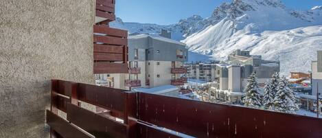 Sky, Property, Building, Mountain, Wood, Snow, Slope, Shade, Material Property, Residential Area