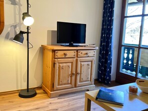 Ferienwohnung Nr. 10, 1-2 Personen, 35 qm, Schlafzimmer, Wohnzimmer, Balkon-Wohnhzimmer TV