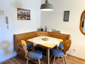 Ferienwohnung Nr. 10, 1-2 Personen, 35 qm, Schlafzimmer, Wohnzimmer, Balkon-Essecke