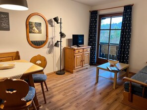 Ferienwohnung Nr. 10, 1-2 Personen, 35 qm, Schlafzimmer, Wohnzimmer, Balkon-Blick ins Wohnzimmer