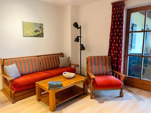 Ferienwohnung Nr. 11, 1-2 Personen, 42 qm, 1 Schlafzimmer, Balkon-Wohnzimmer Sofa