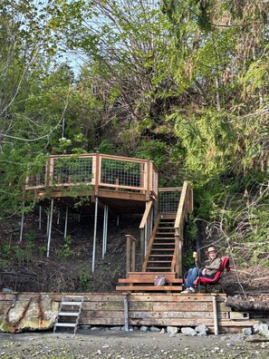 Enjoy the waters edge on the boardwalk .... perhaps an otter will swim by 