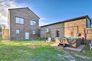 Apartment Exterior | 2nd-Floor Unit | Single-Story Apartment