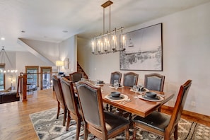 Seating for 8 at Dining Table