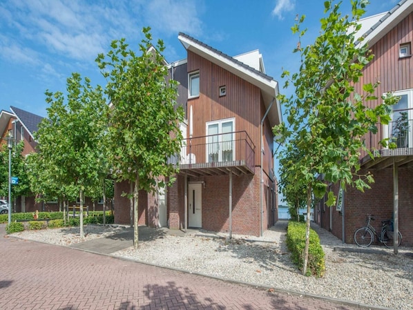 Stugans exteriör [sommar]