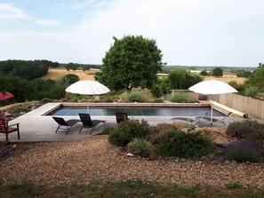 La piscine chauffée, toute en bois, extérieur et intérieur  
Dimensions 11x4x140