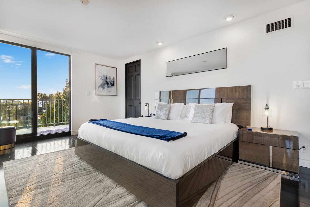 “Escape to the Hollywood Hills: Luxurious Retreat with Stunning Panoramic Views”