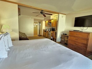 King Bed | Managed by: @TraverseHospitality