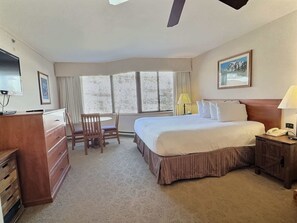 King Bed | Managed by: @TraverseHospitality