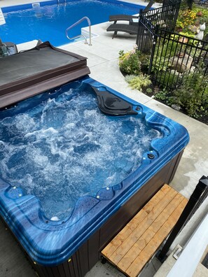 Great hot tub 100º. Easy to operate.