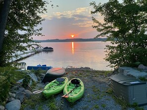 Private beach, canoe, 2 kayaks, paddle boat, paddle board. 2' - 5' deep swimming