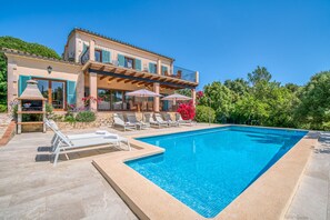 Enjoy the great outdoors in Mallorca in a house with pool