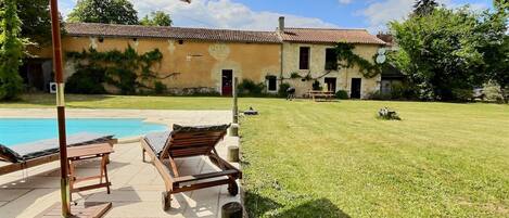 La piscine privative et le jardin du gîte de près de 2000m² 