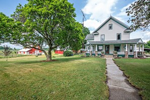 Front view of Macy Hill Farm.