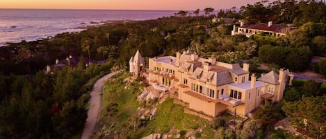 Panoramic Ocean View Estate in Pebble Beach
Panoramic Ocean View Estate in Pebble Beach has almost 3 acres of land for your privacy.
