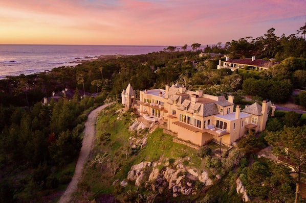 Panoramic Ocean View Estate in Pebble Beach
Panoramic Ocean View Estate in Pebble Beach has almost 3 acres of land for your privacy.