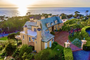 Panoramic Ocean View Estate in Pebble Beach
Panoramic Ocean View Estate in Pebble Beach has almost 3 acres of land for your privacy.