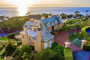 Panoramic Ocean View Estate in Pebble Beach
Panoramic Ocean View Estate in Pebble Beach has almost 3 acres of land for your privacy.