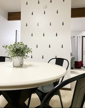 A clean and simple design to make meal time enjoyable.