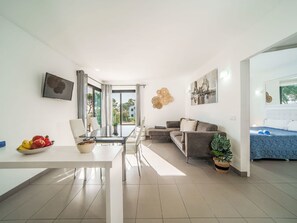 Möbel, Stuhl, Wohnung, Zuhause, Küche & Esszimmer Tisch, Schatten, Balkon, Zimmerpflanze, Kaffetisch