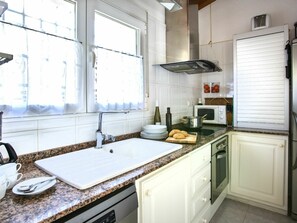 Cabinetry, Kitchen Sink, Countertop, Property, Sink, Building, Furniture, Tap, Window, Kitchen