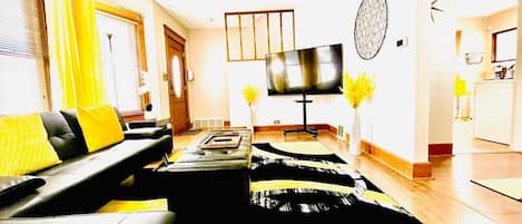 Living room
Smart TV 60” • Central AC/Heating • Sofa bed • Ceiling Fan •Lamps