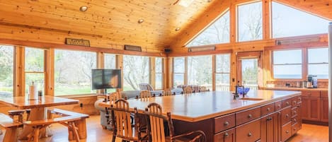 Kitchen/Dining area