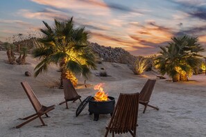 Outdoor fire pit